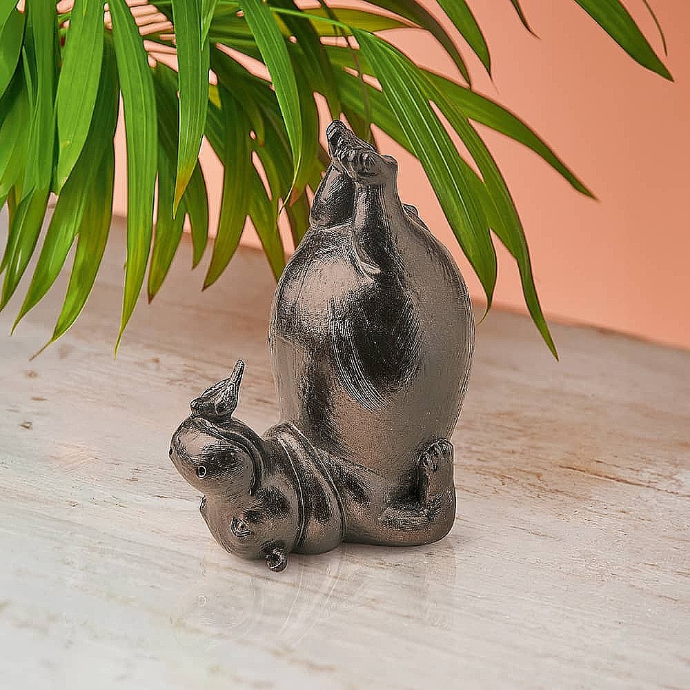 さくかっ vintage ornament ❀ 日向ぼっこの ウサギさん